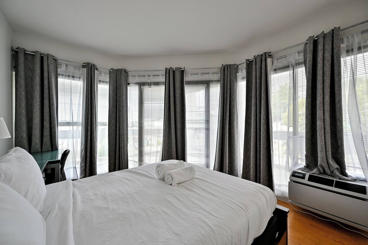 Quarto real | Roupas de cama premium, edredons de pluma, escrivaninha