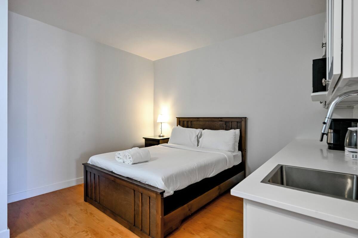 Quarto quádruplo família | Roupas de cama premium, edredons de pluma, escrivaninha