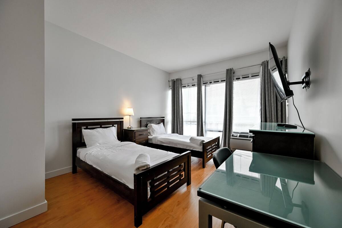 Quarto triplo conforto, 3 camas de solteiro, acessível para pessoas com deficiência física | Roupas de cama premium, edredons de pluma, escrivaninha