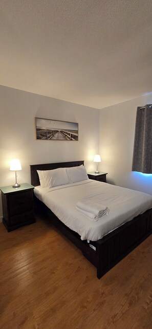 Premium bedding, down duvets, individually decorated - NEW ROYAL INN (New Westminster)