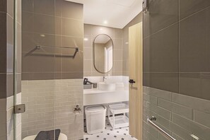 Standard-Apartment, Balkon, Blick auf den Innenhof | Badezimmer