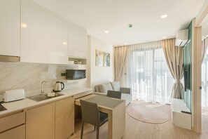 Standard Apartment, Balcony, Courtyard View | Private kitchen | Fridge, microwave, stovetop, cookware/dishes/utensils