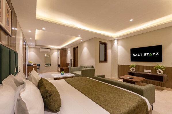 Minibar, in-room safe, desk, laptop workspace - Saltstayz Premier - Paschim Vihar (New Delhi)