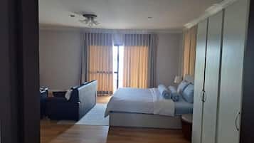 1 habitación, escritorio y espacio para trabajar con laptop