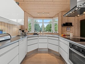 Jääkaappi, mikroaaltouuni, uuni, astianpesukone