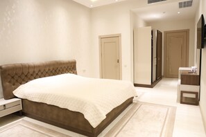 Suite de lujo, 1 cama de matrimonio grande, vistas al jardín | Ropa de cama de alta calidad y espacio para trabajar con un portátil