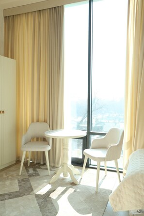 Ropa de cama de alta calidad y espacio para trabajar con laptop 