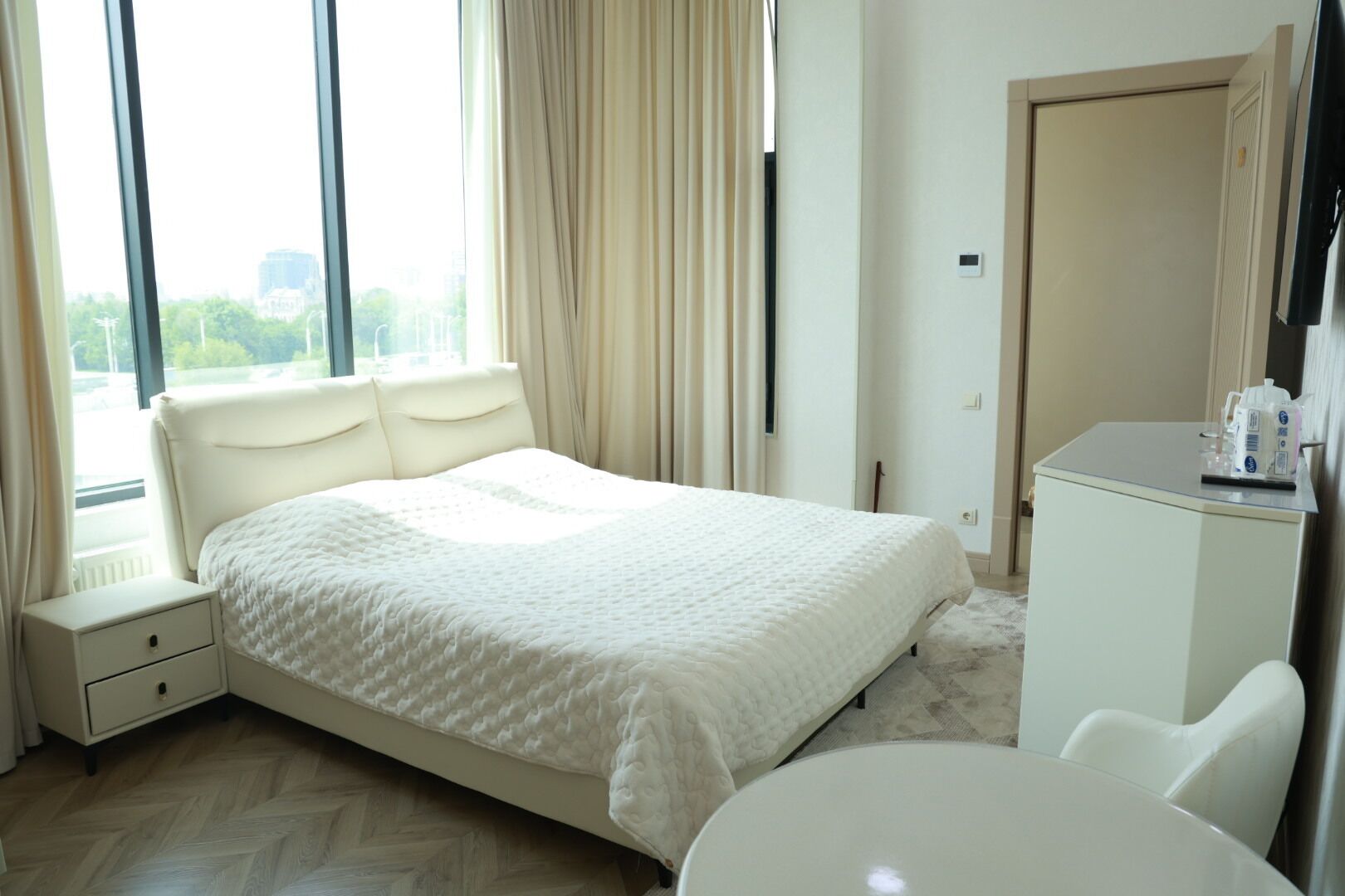 Standaard tweepersoonskamer, uitzicht op tuin | Luxe beddengoed, een laptopwerkplek, verduisterende gordijnen