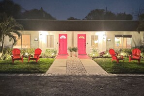 Exterior - Beauty & the Beach - 1 Min Dr / 5 Min Walk (Cocoa Beach)