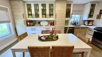 Kylskåp, mikrovågsugn, ugn och spishäll