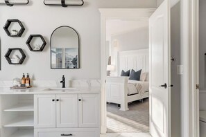 5 bedrooms, iron/ironing board, WiFi, bed sheets - Emerald Bay Luxury Retreat with Hot Tub & Sauna (Calgary)