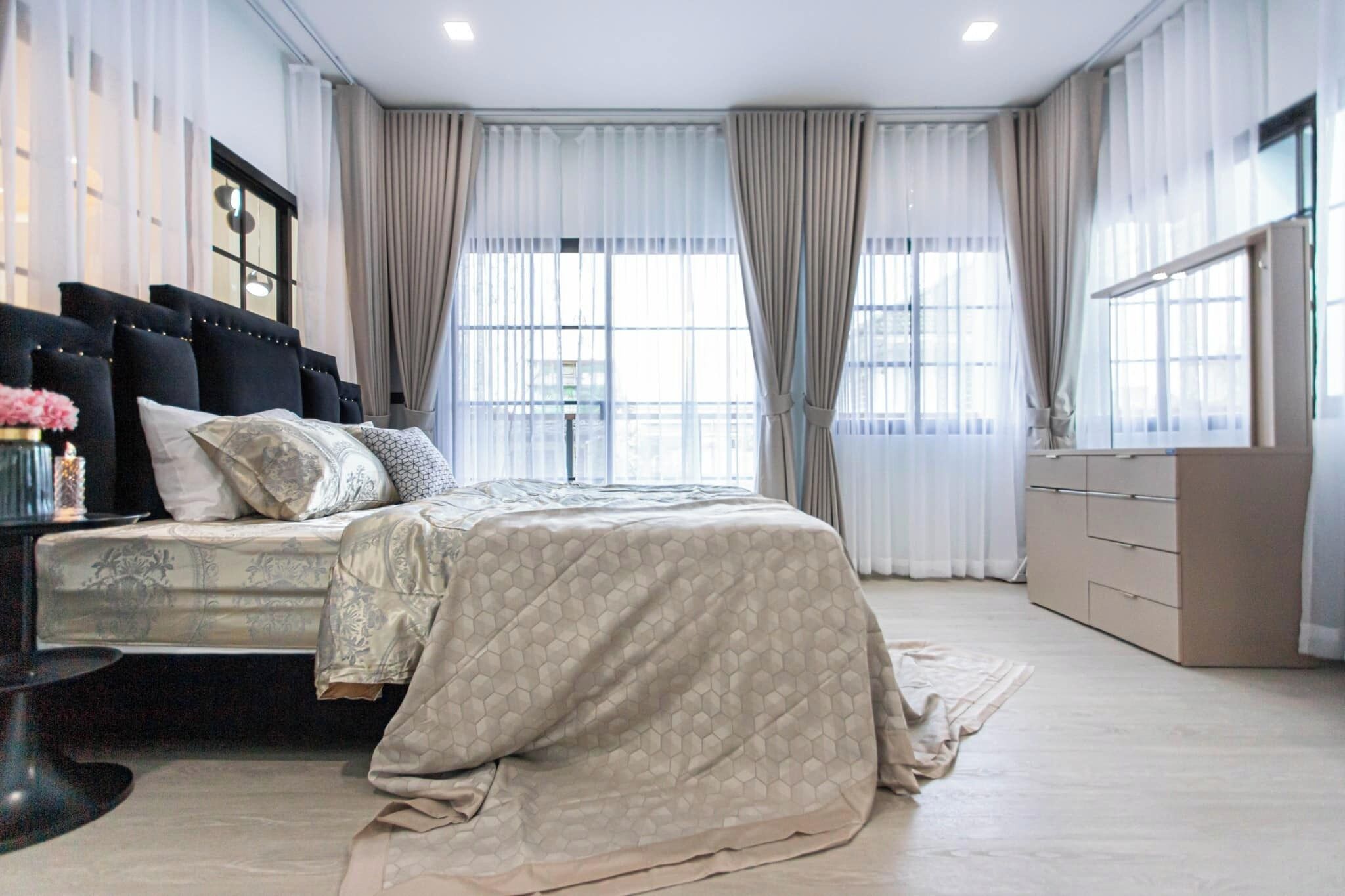 5 bedrooms, travel crib, WiFi, bed sheets