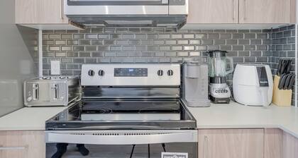 Ultra luxurious 3 BR 2 Bath 1 Parking Toronto Airport And Sq1