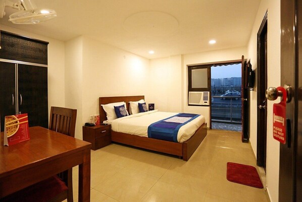 書桌、筆電工作空間、免費無線上網、床單