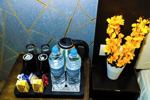 Una scrivania, postazione laptop, Wi-Fi gratuito, lenzuola