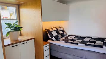 1 habitación, tabla de planchar con plancha, cuna de viaje y wifi