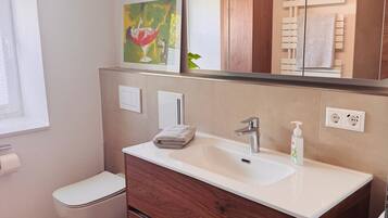 Een douche, handdoeken, toiletpapier