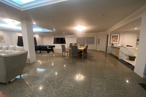 Near to Golf site, Beautiful lake view. Pet Friendly,Family size room