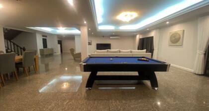 Near to Golf site, Beautiful lake view. Pet Friendly,Family size room