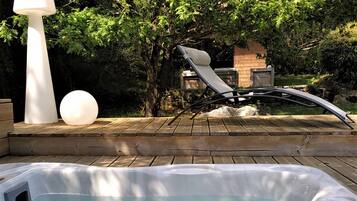 Family Cabin (La Cachoti’air) | Outdoor spa tub