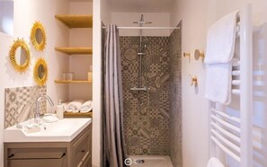Exclusive Cabin, Ensuite, Park View (La Lumin'air) | Bathroom - La Carri'air (Pont-Aven)