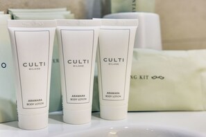 Shower, free toiletries, hair dryer, slippers - Vatican Jubilee  (Rome)