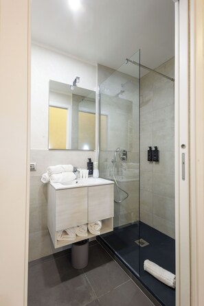 Classic Double Room | Bathroom | Shower, free toiletries, hair dryer, slippers - Vatican Jubilee  (Rome)