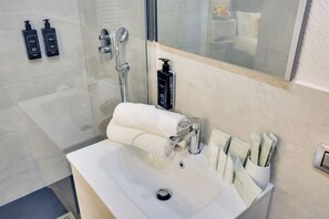 Shower, free toiletries, hair dryer, slippers - Vatican Jubilee  (Rome)