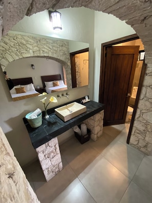 Chambre Double Confort | Salle de bain | Serviettes fournies, savon, papier toilette