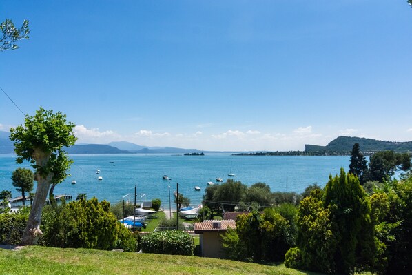 View from property - Apartment on Lake Garda With Pebble Beach, Pier for Boat, Three Swimming Pools (Manerba del Garda)