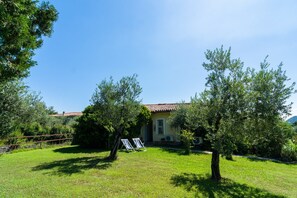 Exterior - Apartment on Lake Garda With Pebble Beach, Pier for Boat, Three Swimming Pools (Manerba del Garda)