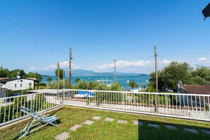 Garden - Apartment on Lake Garda With Pebble Beach, Pier for Boat, Three Swimming Pools (Manerba del Garda)