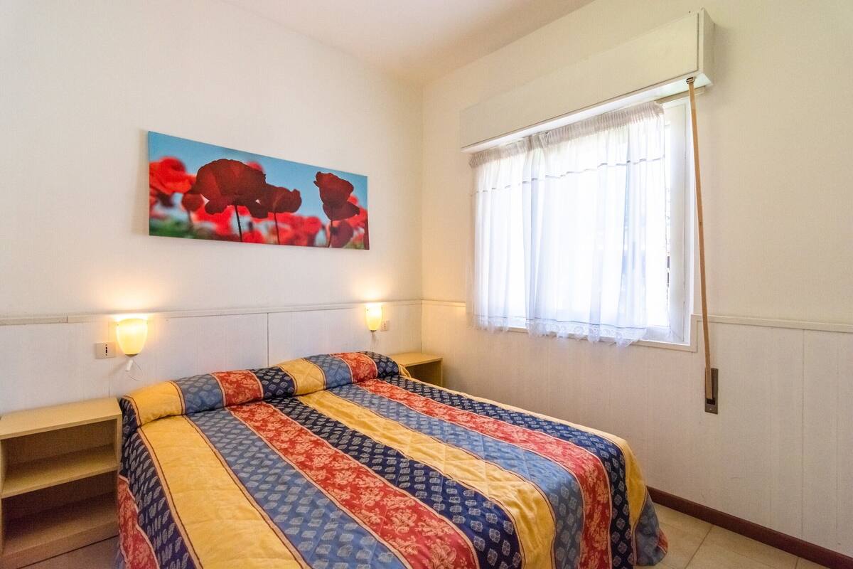 9 bedrooms, individually furnished, bed sheets