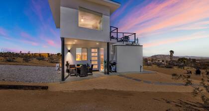 Eagles View Desert House & Hot Tub - Serene & Stylish Retreat - near Joshua Tree