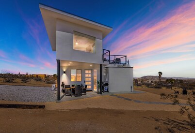 Eagles View Desert House & Hot Tub - Serene & Stylish Retreat - near Joshua Tree