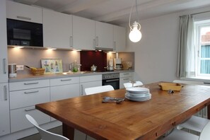 Fridge, microwave, oven, stovetop - Vacations in an old Frisian house in the old village center of Oldsum - Welkimen tüs (Oldsum)