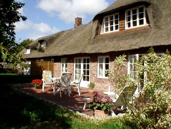 Outdoor dining - Vacations in an old Frisian house in the old village center of Oldsum - Welkimen tüs (Oldsum)