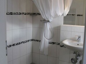 Shower, towels - Vacations in an old Frisian house in the old village center of Oldsum - Welkimen tüs (Oldsum)