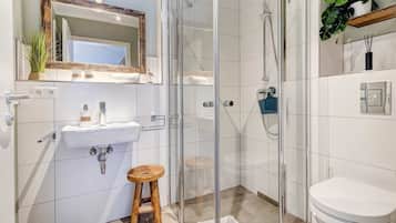 Regadera, secadora de cabello, toallas