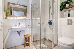 Shower, hair dryer, towels - Vacation home WindSpiel - Modern vacation home with garden - 700 m to the beach and (Loddin)