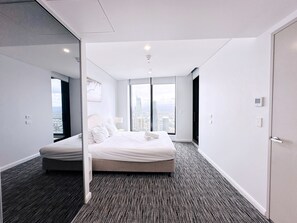 2 habitaciones, tabla de planchar con plancha y cuna de viaje