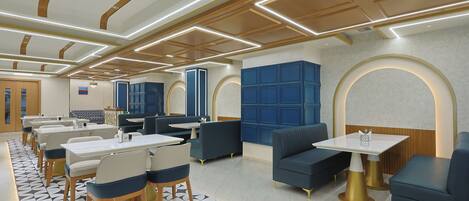Un ristorante moderno con un pavimento a motivi geometrici, sedute bianche e azzurre e lampade dal design contemporaneo.