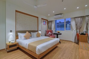 Signature Double Room | Desk - Hotel Sera Vadodara (Vadodara)