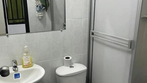 Dusj, håndklær, såpe og toalettpapir