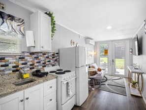 Private kitchen - Gold Star Escape – Cozy & Quiet Little Retreat (Plant City)