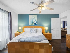 2 bedrooms, desk, WiFi