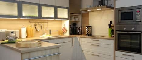 Kühlschrank, Mikrowelle, Herdplatte, Geschirrspüler