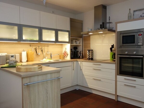 Fridge, microwave, stovetop, dishwasher - Apartment Klantem EG - Pure idyll and very quiet! (Oldsum)