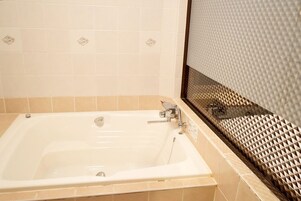 Bañera y ducha independientes, artículos de tocador gratuitos