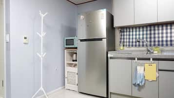 冷蔵庫、電子レンジ、電気ポット、調理器具と食器